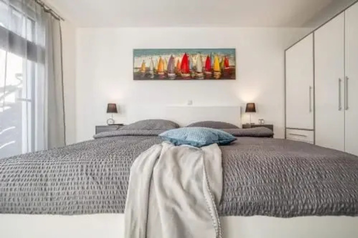 Room 4 of 12