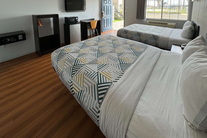 1 Queen Bed Micfridge (35 of 37)
