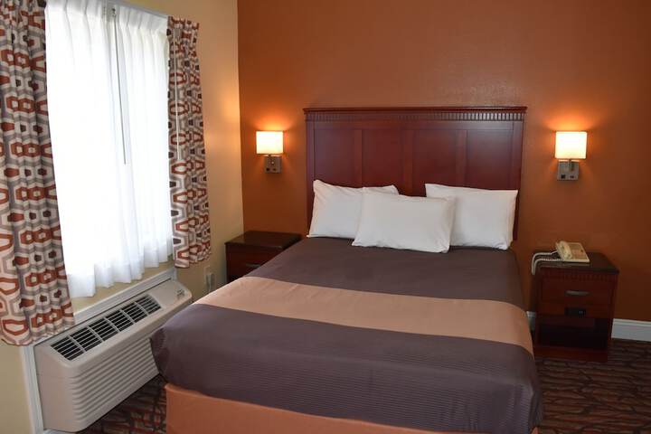 1 Queen Bed (9 of 9)