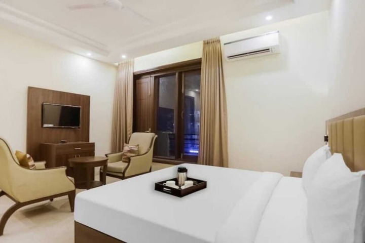 Room 4 of 11