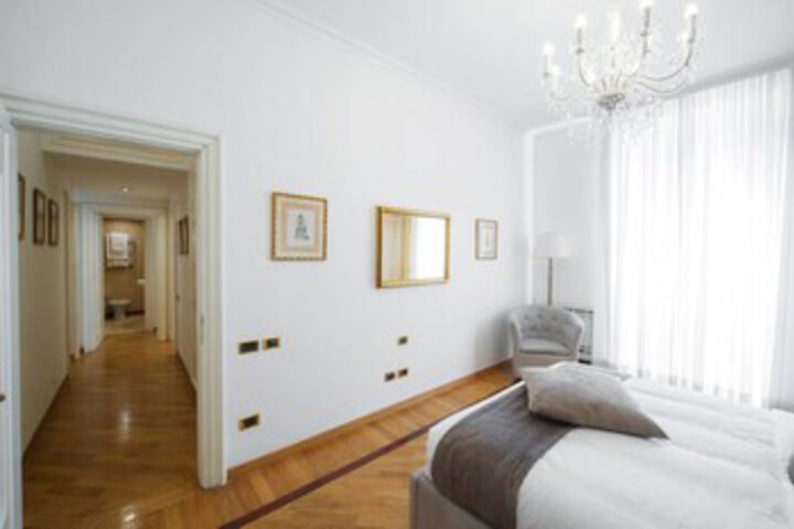 Room 8 of 28