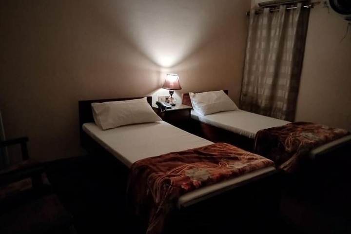 Room 10 of 13