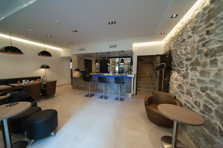 Lounge 41 of 52