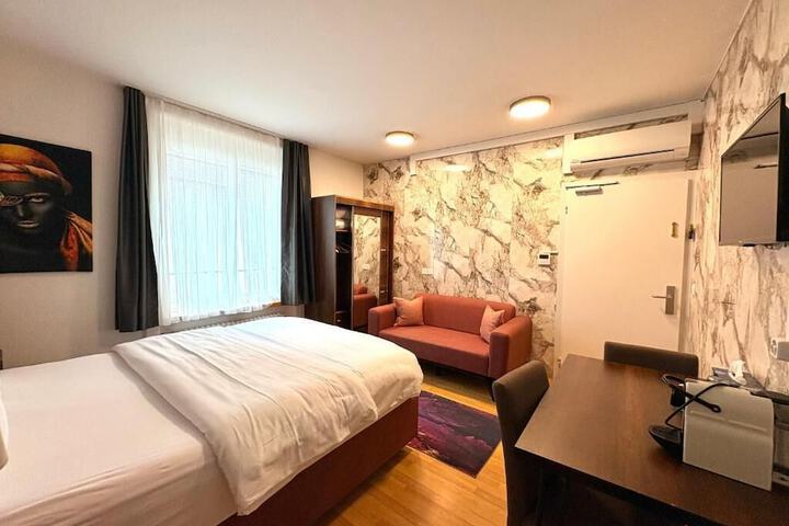 Room 2 of 75