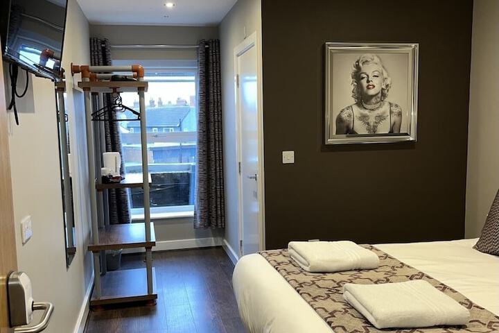 Room 9 of 14