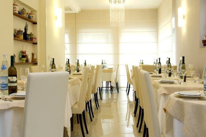 Dining 50 of 61