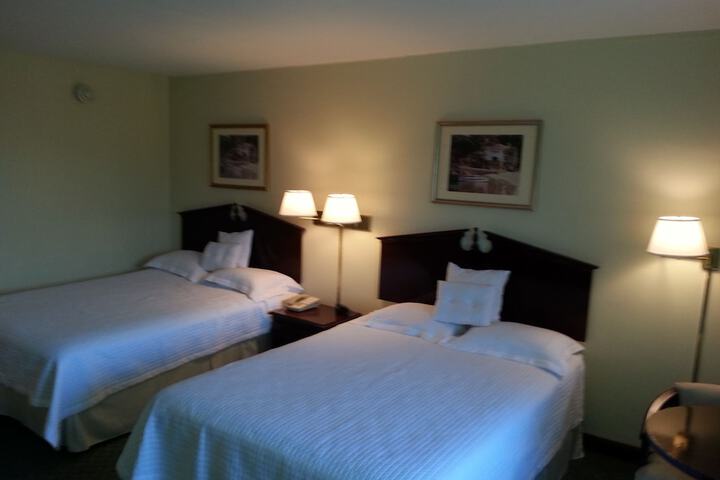 2 Queen Beds (2 of 11)