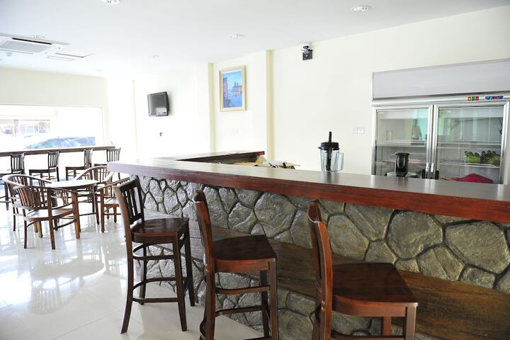 Lounge 14 of 40