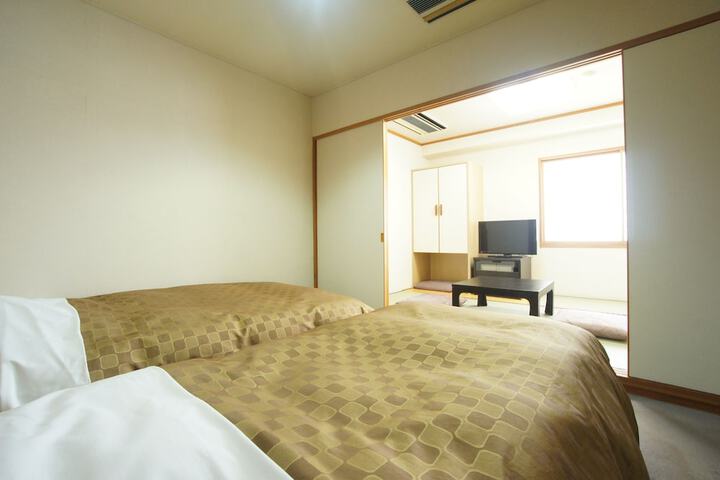 Room 8 of 33