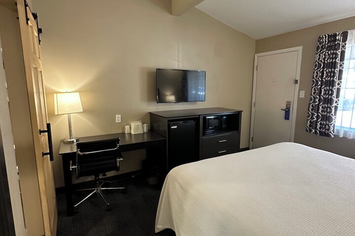 Premium King Bed (4 of 8)