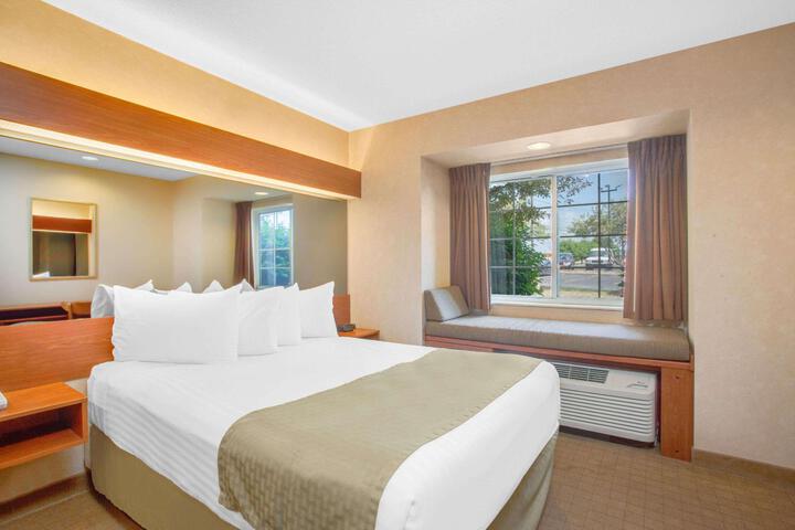 1 Queen Bed (17 of 22)