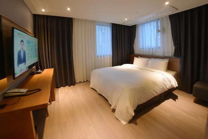 Room 14 of 24