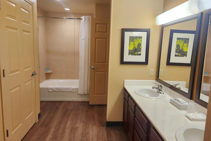 Suite Queen Bed (17 of 19)