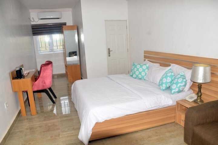 Room 10 of 12