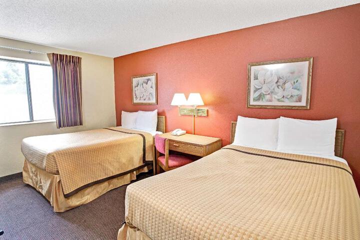 2 Double Beds (6 of 10)