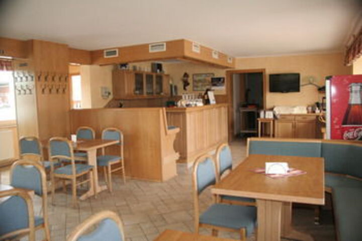 Lounge 17 of 46