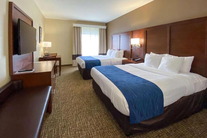2 Queen Beds (6 of 7)