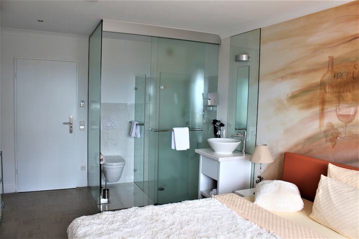 Room 10 of 29