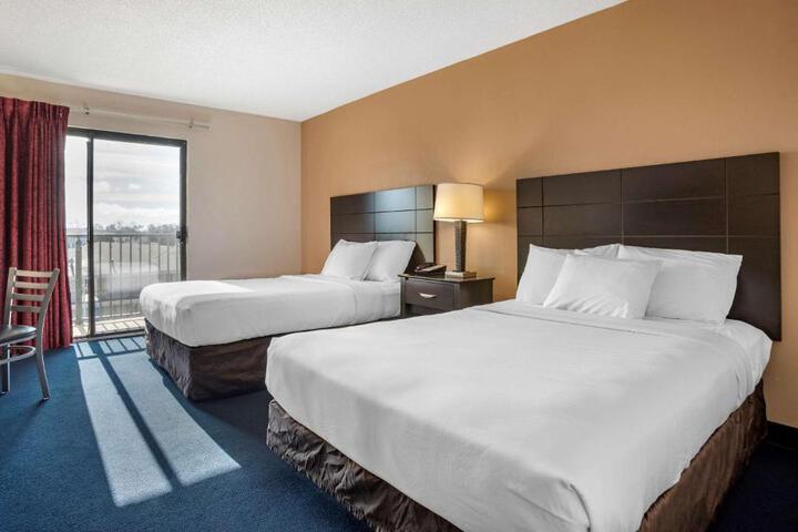 2 Double Beds (3 of 7)