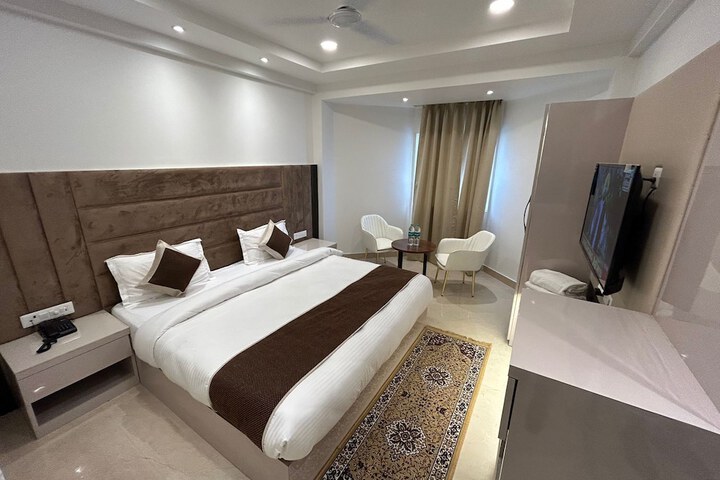 Room 11 of 40