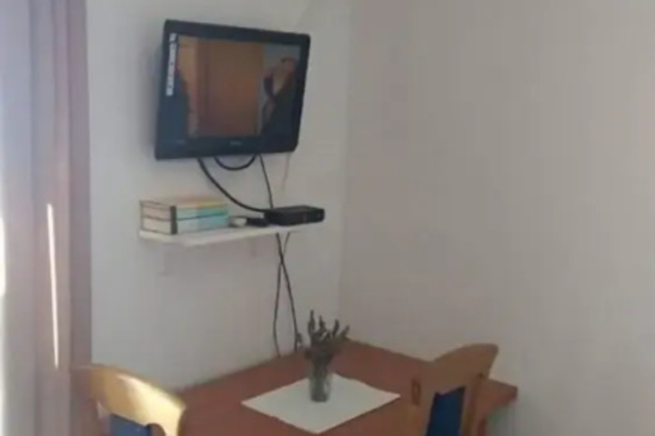 Room 4 of 9