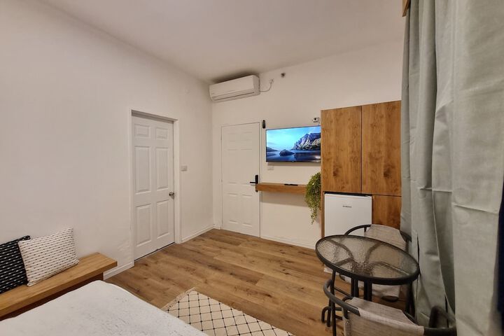 Room 13 of 141