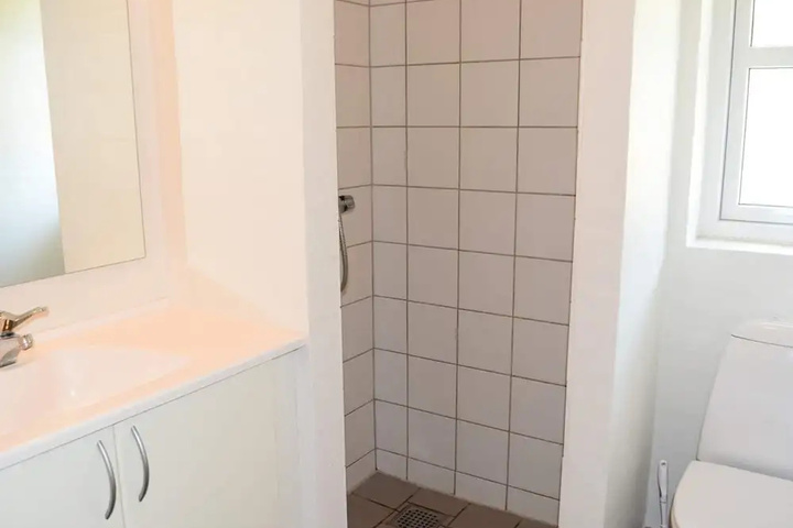 Room 6 of 12