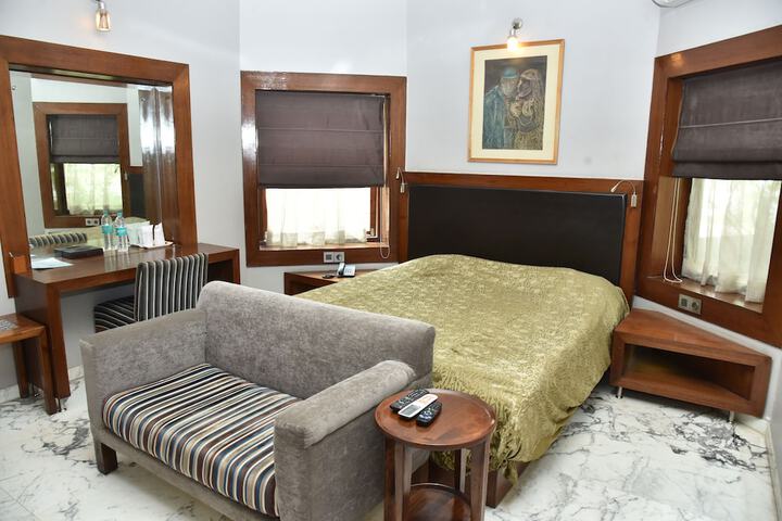 Room 6 of 12