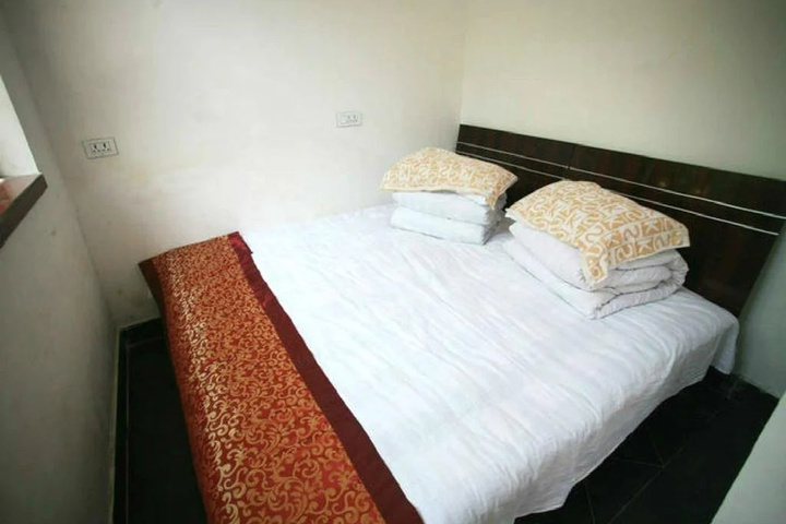 Room 5 of 12
