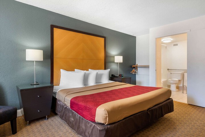 1 King Bed (5 of 14)