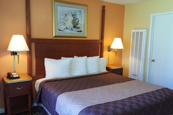 Deluxe King Room 1 King Bed (2 of 11)