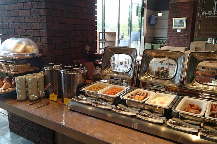 Dining 8 of 13