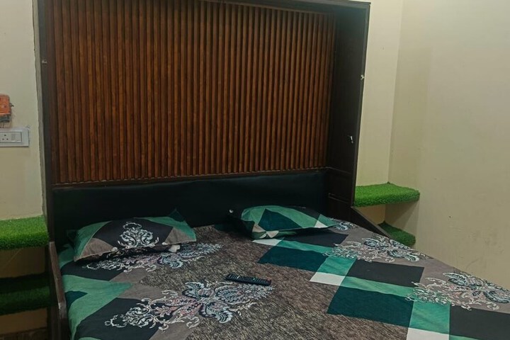 Room 8 of 12