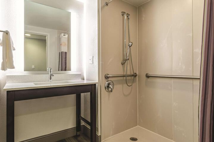 1 Queen Bed Mobility Hearing Impaired Accessible Room (2 of 17)