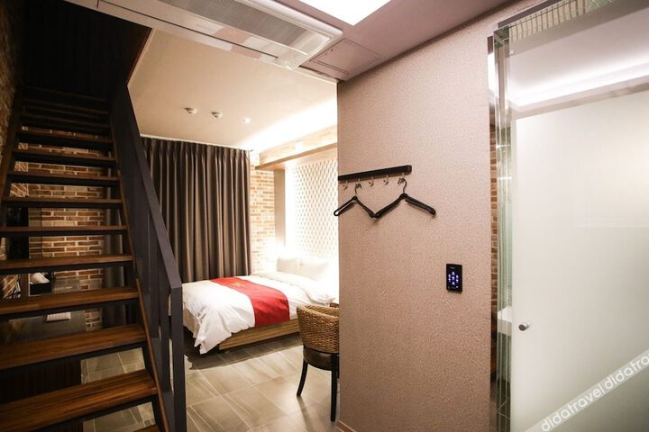 Room 33 of 91