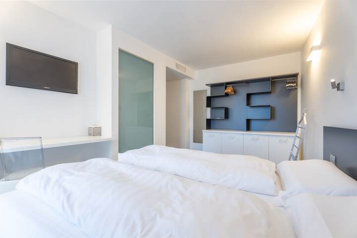 Room 32 of 85