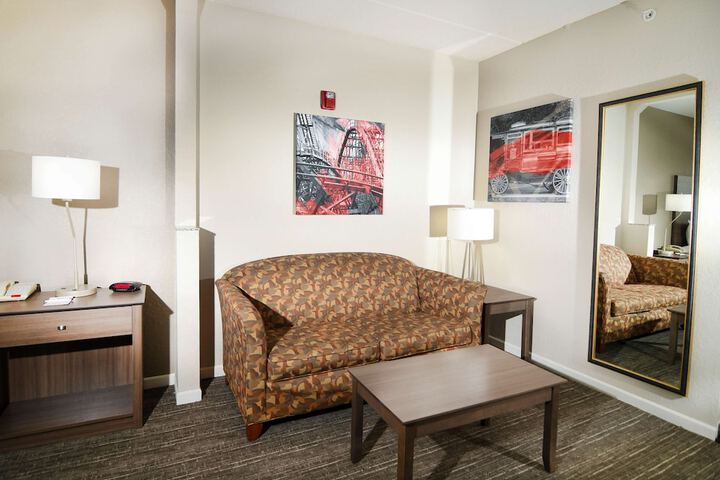 Accessible Suite King Bed Accessible Bathtub Microwave and Refrigerator WiFi Non S (33 of 39)