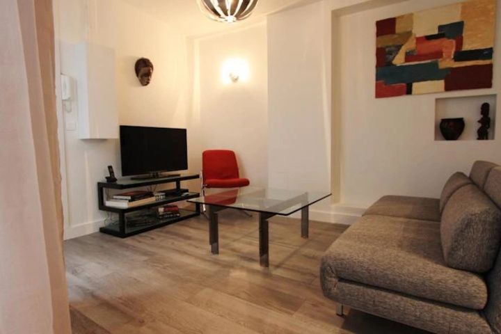Room 2 of 9