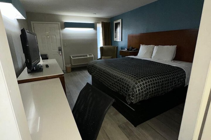 1 King Bed (4 of 20)