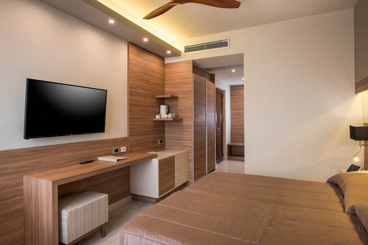 Room 4 of 80
