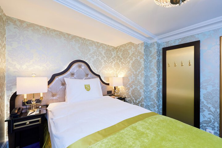 Room 44 of 142