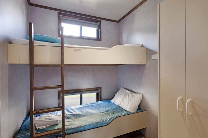 Room 8 of 76
