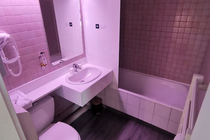 Room 32 of 62