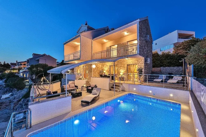 Pool 10 of 18