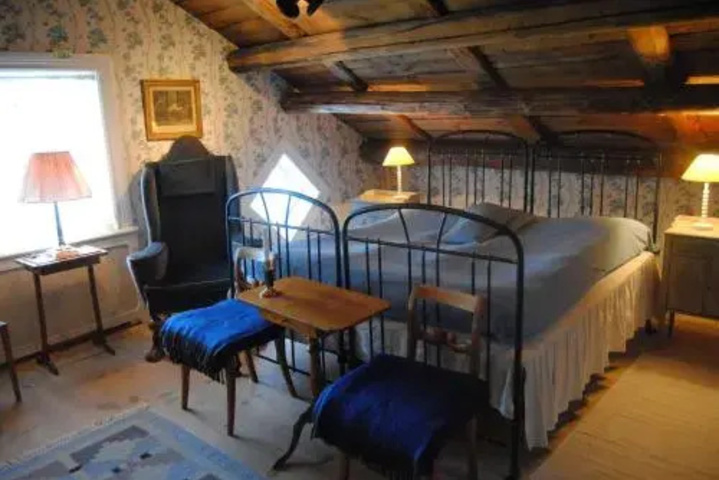 Room 2 of 10