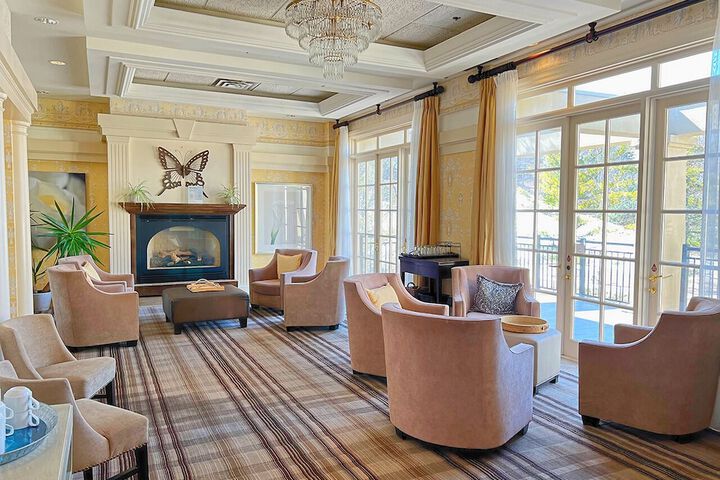 Lounge 53 of 70