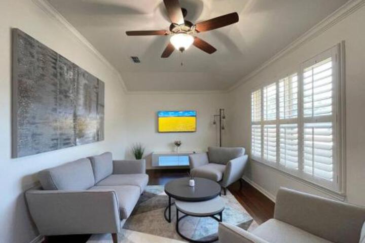 Cheerful 5 Bedroom Home with Heated Pool