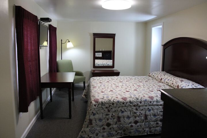 1 King Bed (9 of 10)