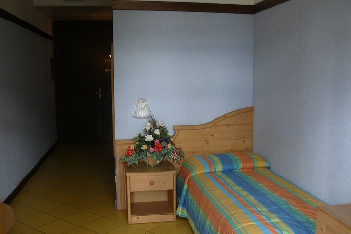 Room 4 of 35