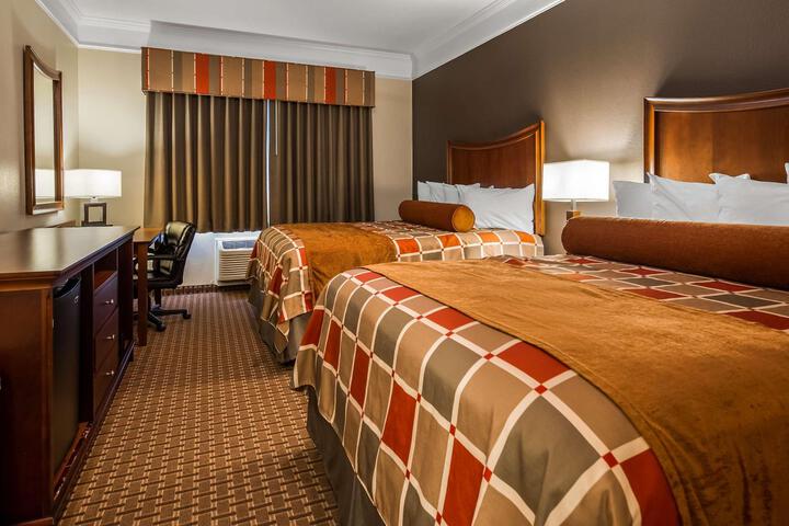 2 Queen Beds Microwave and Refrigerator WiFi Full Breakfast (3 of 6)